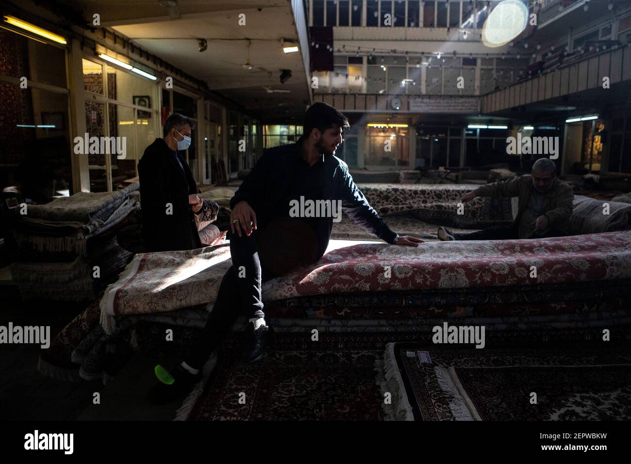 Téhéran, Iran. 27 février 2021. Les vendeurs attendent des clients dans un vieux bazar de tapis dans le centre-ville de Téhéran, Iran, 27 février 2021. Credit: Ahmad Halabisaz/Xinhua/Alamy Live News Banque D'Images