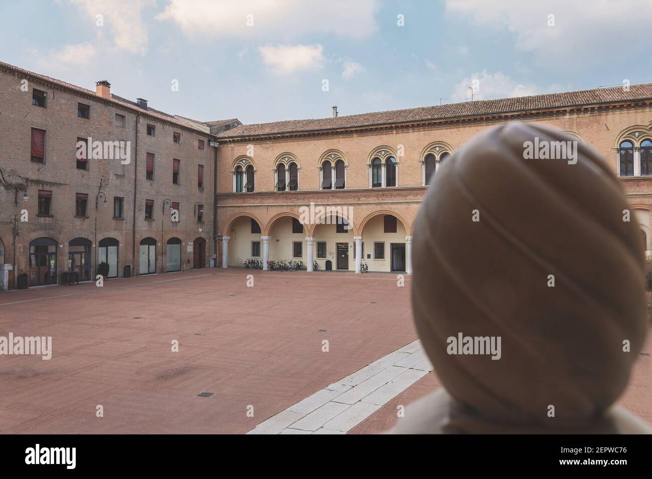 Vue en grand angle sur la place municipale de Ferrara pendant une journée ensoleillée. Copier l'espace. Se concentrer sur l'arrière-plan. Banque D'Images
