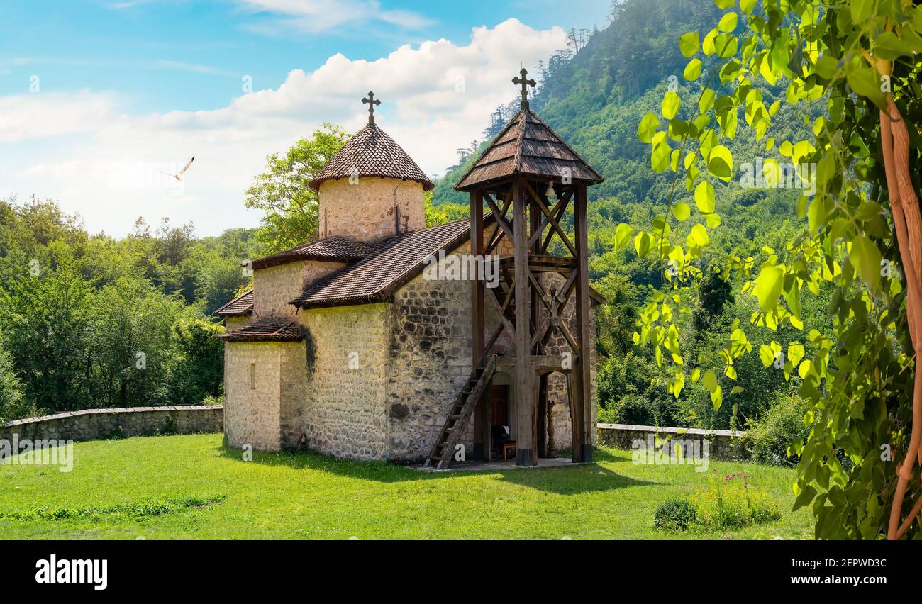 La chapelle et la maison de séjour du vieux monastère de Dobrilovina Banque D'Images