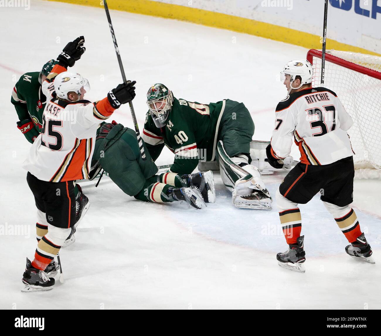 Devan Dubnyk (40), gardien de but du Minnesota Wild, observe l'Ondrej Kase des Ducks d'Anaheim (25) après avoir fixé le jeu avec un but dans la troisième période le samedi 17 février 2018, au Xcel Energy Center de St. Paul, Minnesota. Les Ducks ont gagné, 3-2, dans une fusillade. (Photo de David Joles/Minneapolis Star Tribune/TNS/Sipa USA) Banque D'Images