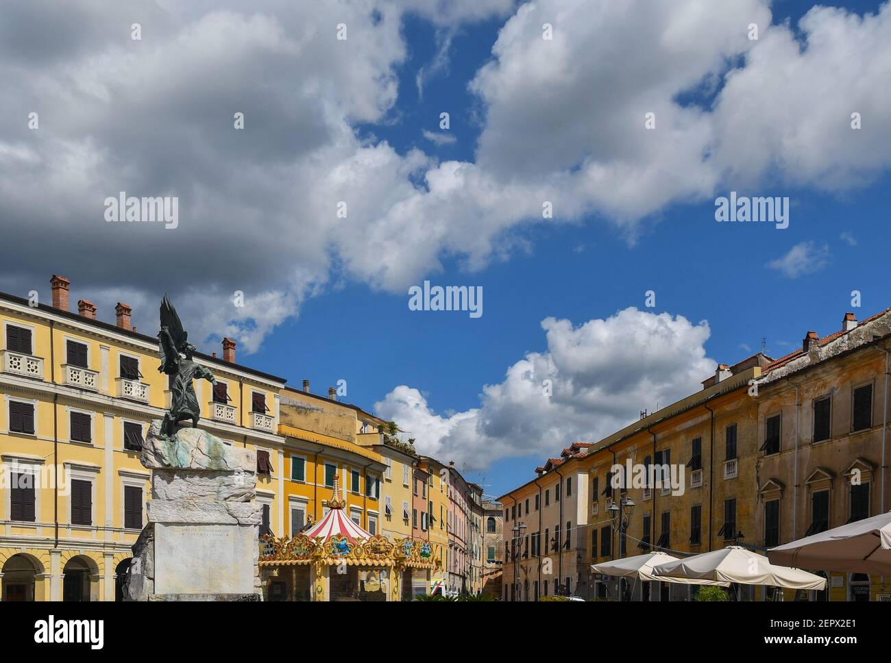 Vue à angle bas de la Piazza Matteotti, la place principale de la vieille ville de Sarzana, avec le Monument aux morts de la première Guerre mondiale, la Spezia, Ligurie, Italie Banque D'Images