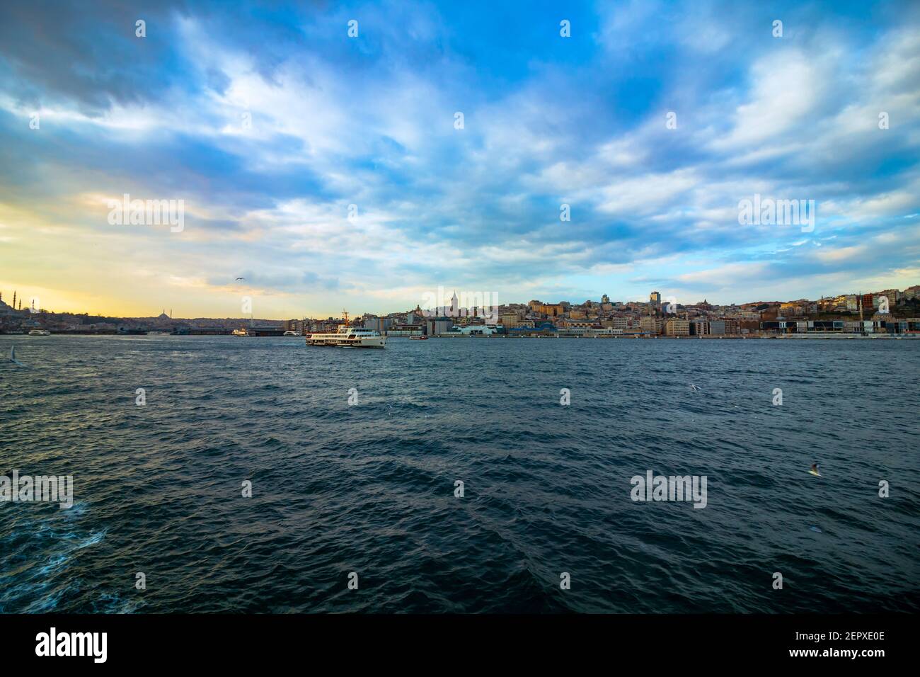 Paysage urbain d'Istanbul et un ferry Banque D'Images