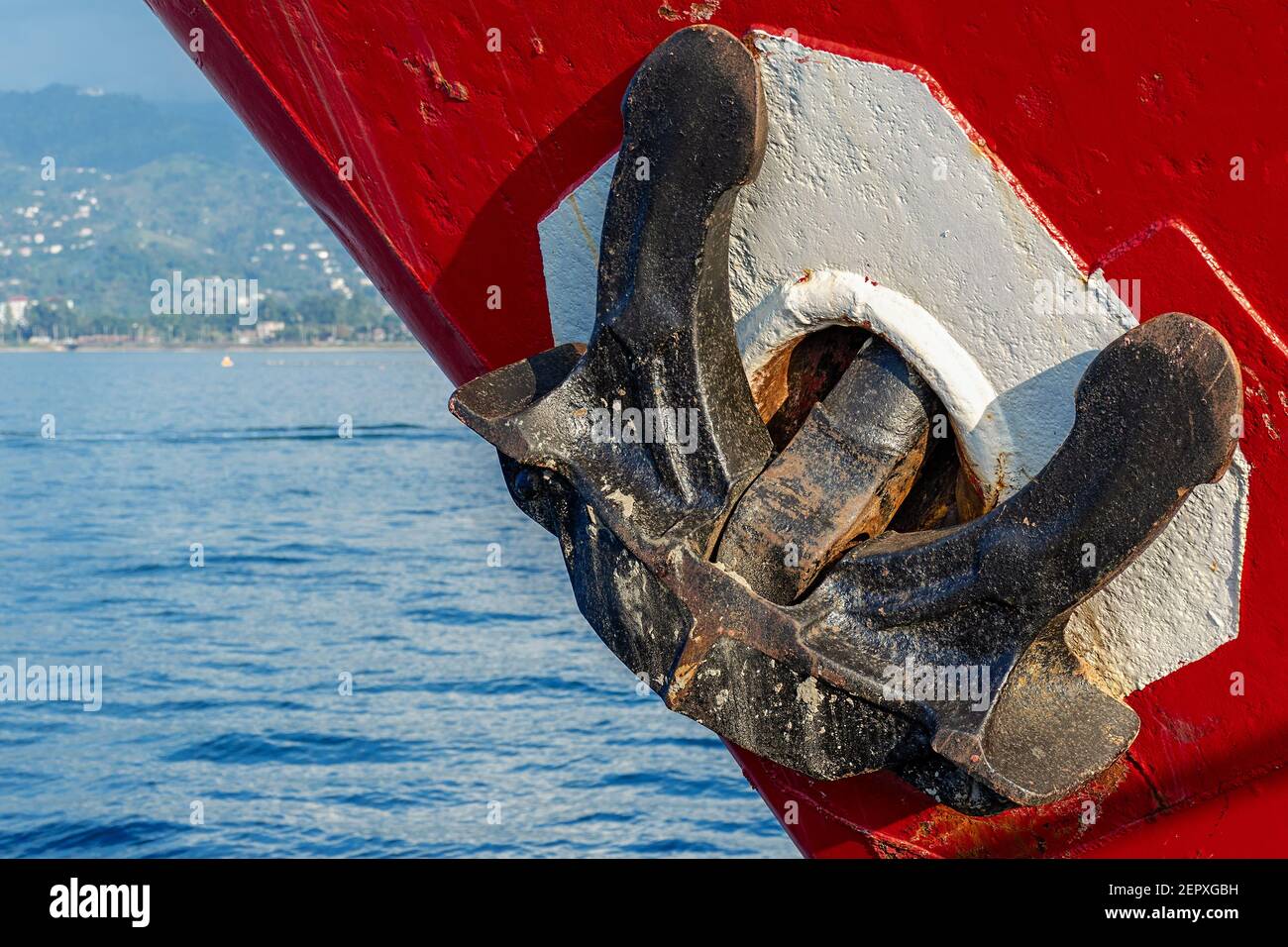 Ancre de mer sur le côté du navire, gros plan. Ancrage dans le port de Batumi, Géorgie Banque D'Images