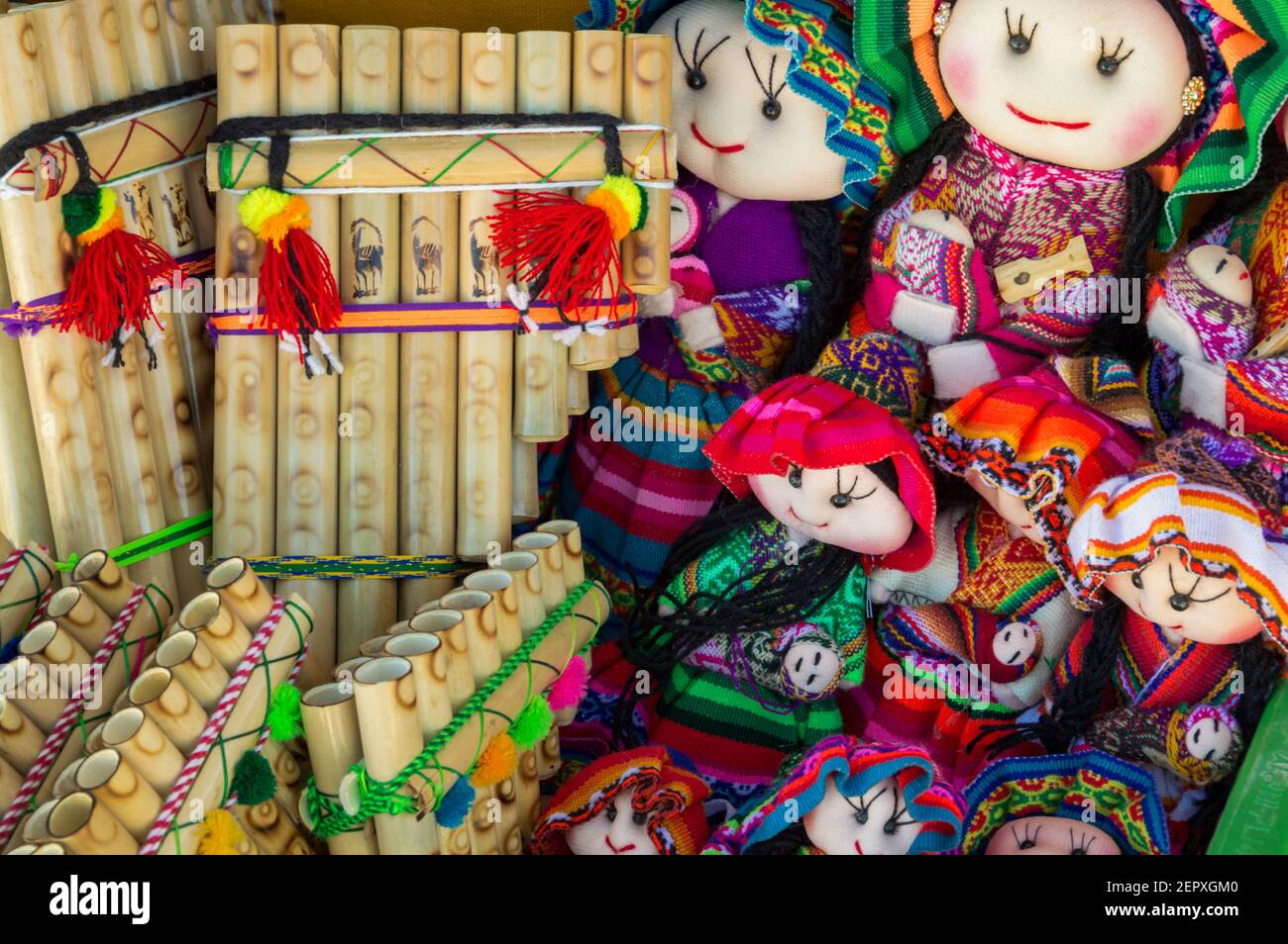 Dools et artesany boliviens traditionnels dans le marché de la rue Colchani Banque D'Images