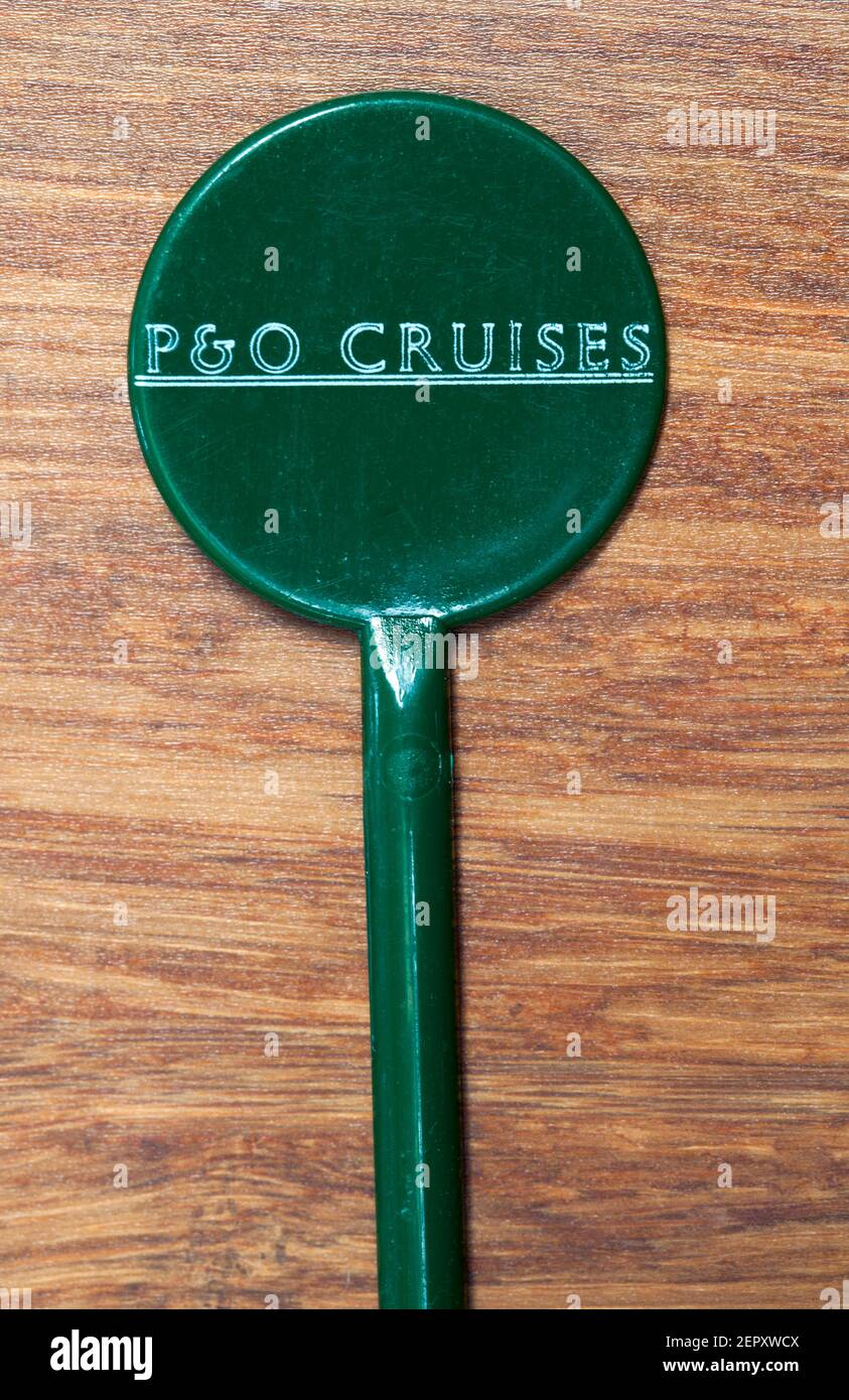Agitateur à cocktail vintage ou Twisle Stick annonçant P&O Cruises Banque D'Images