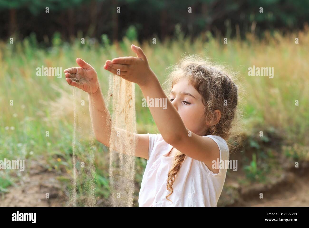 Enfant Jouant Avec Le Sable Cinétique Main De L'enfant Dans Le Sable C  Image stock - Image du détail, malléable: 96049903