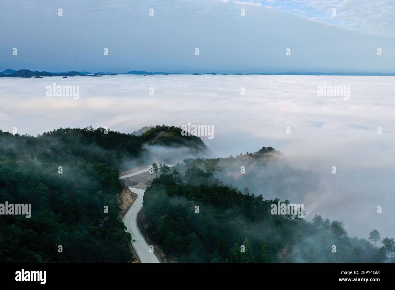 Lishui. 28 février 2021. La photo aérienne prise le 28 février 2021 montre la vue d'une autoroute dans le comté autonome de Jingning She, dans la province de Zhejiang en Chine orientale. Credit: Li Suren/Xinhua/Alay Live News Banque D'Images