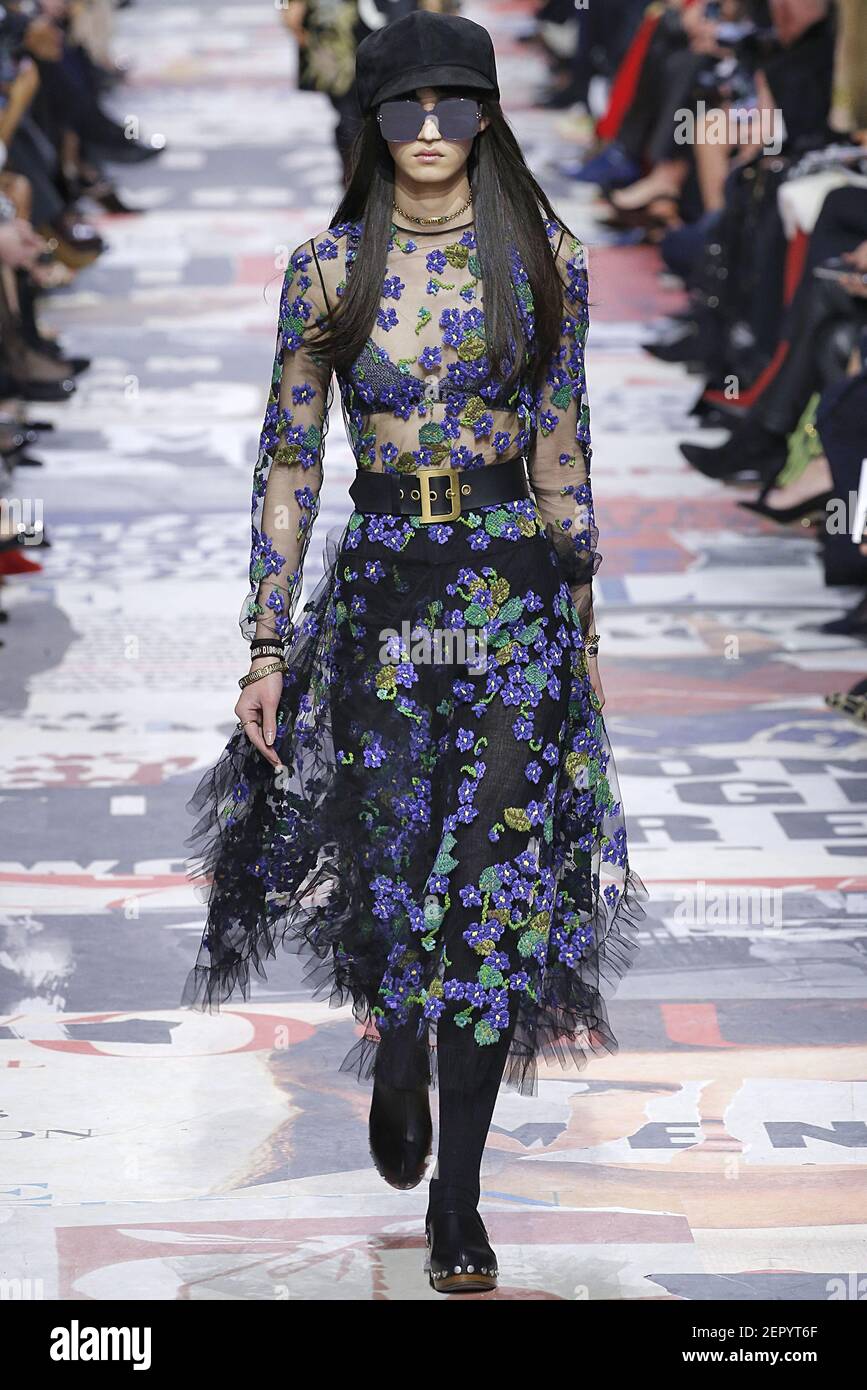 Le modèle Miki Ehara marche sur la piste lors du salon Christian Dior lors  de la semaine de la mode de Paris vêtements pour femmes automne hiver 2018-2019  qui s'est tenu à