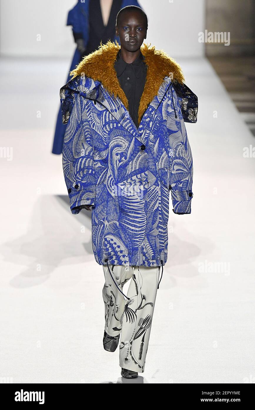 Le mannequin Alek Wek marche sur la piste lors du salon Dries Van Noten  lors de la semaine de mode de Paris vêtements pour femmes automne hiver 2018-2019  qui s'est tenu à