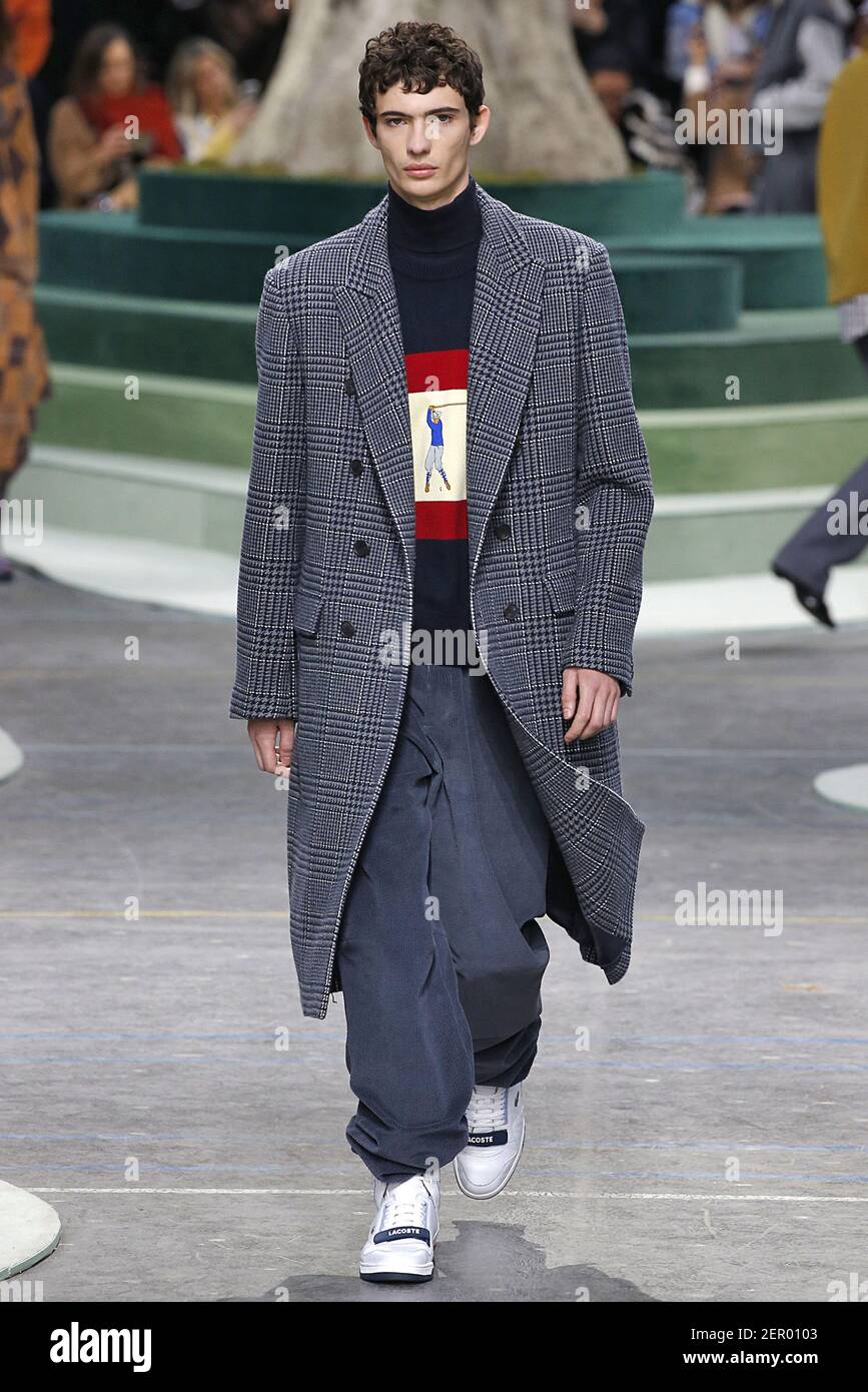 Le modèle Piero Mendez marche sur la piste lors du salon de la mode Lacoste  lors de la semaine de la mode de Paris vêtements pour femmes automne hiver  2018-2019 qui s'est