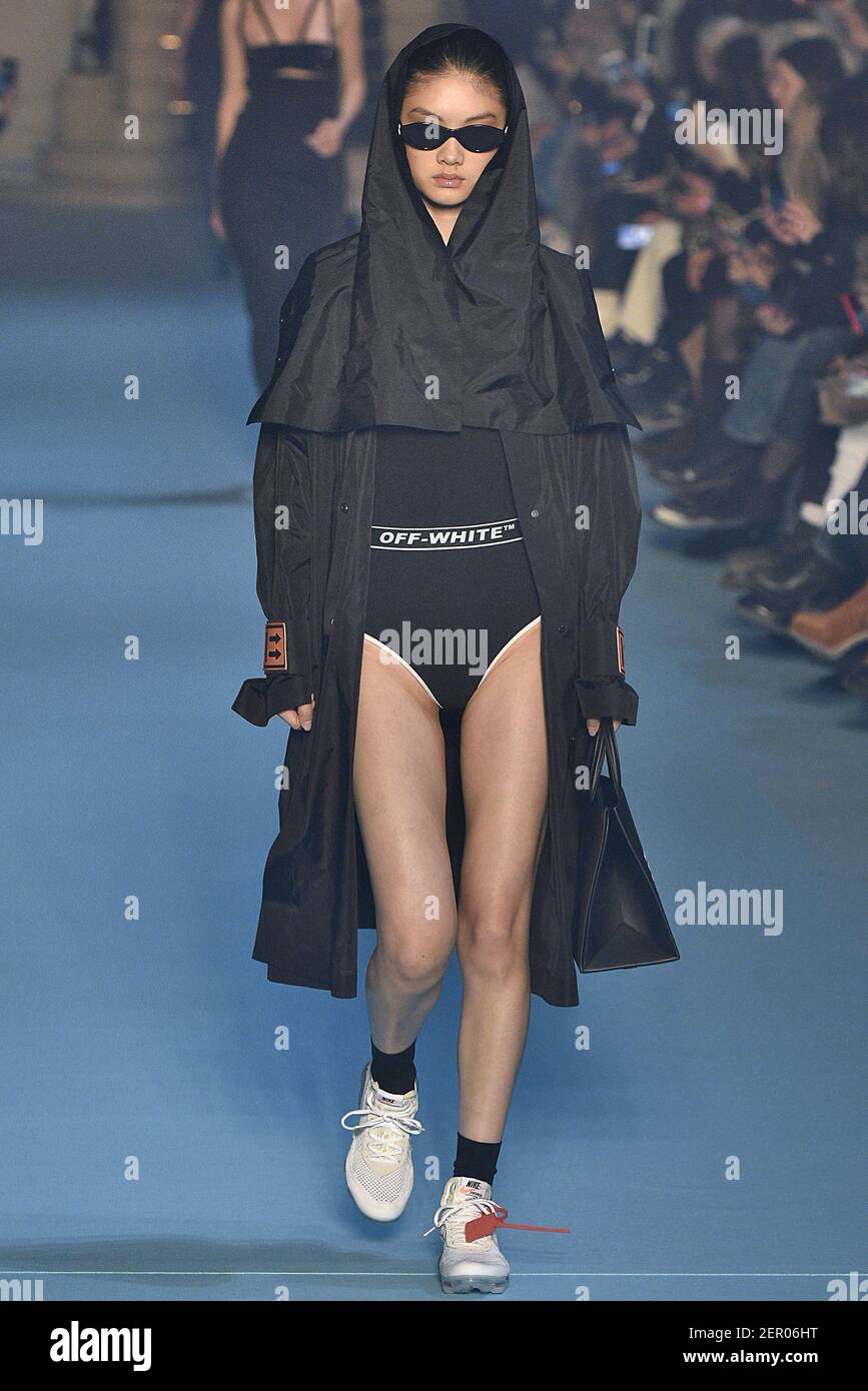 Model Ting Chen marche sur la piste pendant le Off-White Fashion Show  pendant la semaine de la mode de Paris vêtements pour femmes automne hiver  2018-2019 qui s'est tenu à Paris, France
