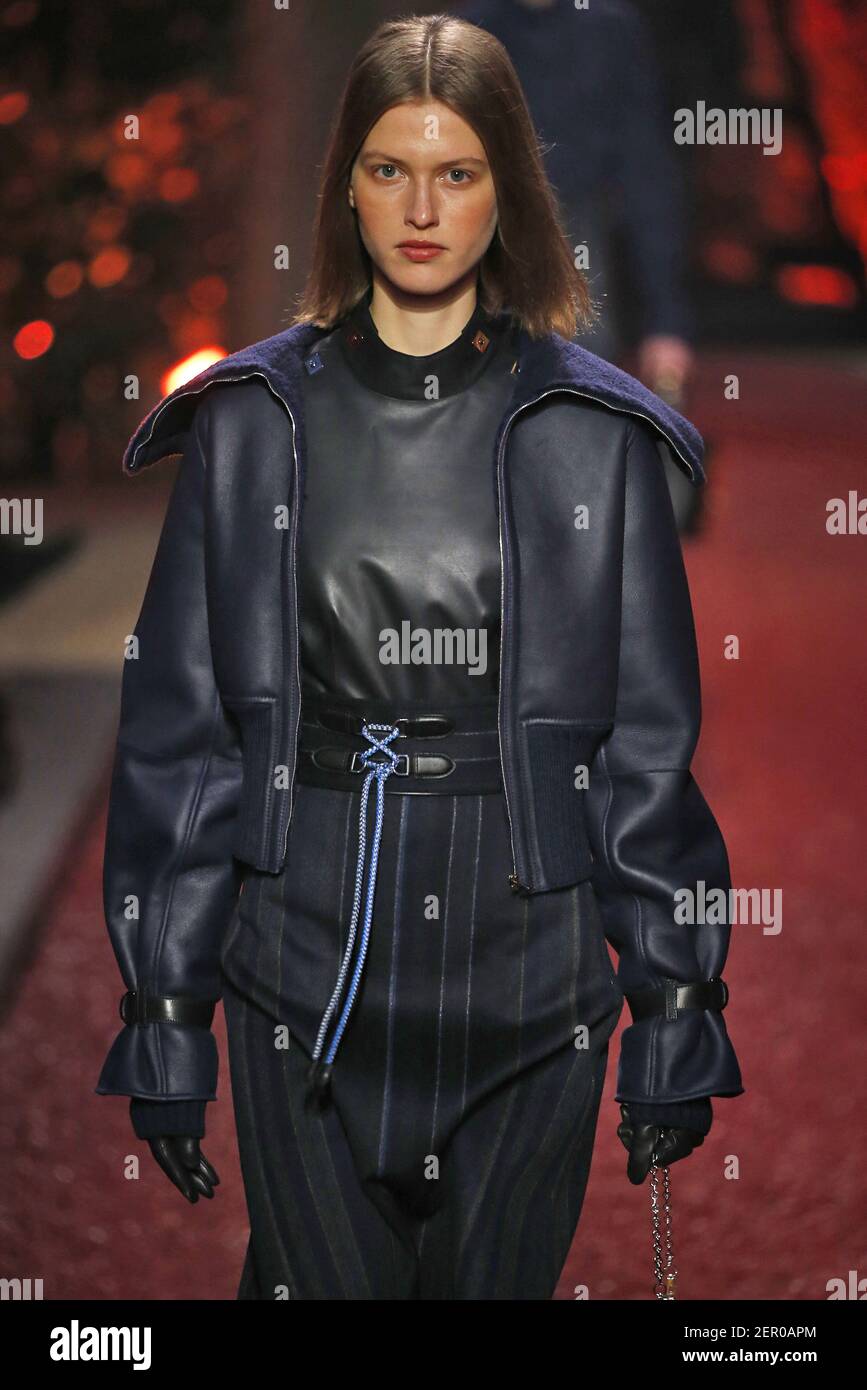Le modèle Vanya Dakovic marche sur la piste pendant le salon de mode Hermès pendant la semaine de mode de Paris vêtements pour femmes automne hiver 2018-2019 qui s'est tenu à Paris, France le 3 mars 2018. (Photo de Jonas Gustavsson/Sipa USA) Banque D'Images