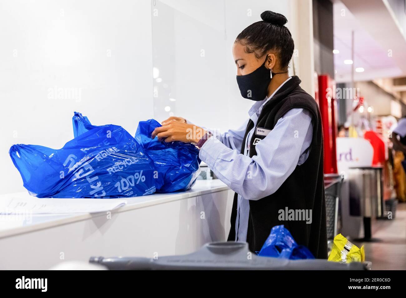 Cape Town, Afrique du Sud - 10 décembre 2020 : un membre de Toff vérifie la commande d'épicerie en ligne pour le service de livraison express à domicile à la supermarque de Pick n Pay locale Banque D'Images