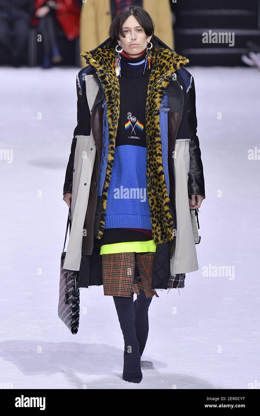 Model Maud Escudie marche sur la piste pendant le Balenciaga Fashion Show  pendant Paris Fashion week vêtements pour femmes automne hiver 2018-2019  qui s'est tenu à Paris, France le 4 mars 2018. (