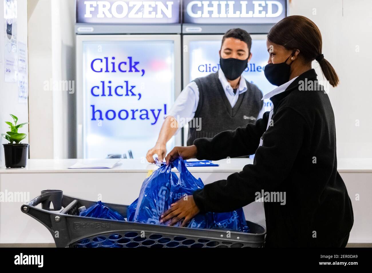 Cape Town, Afrique du Sud - 10 décembre 2020 : un membre de Toff vérifie la commande d'épicerie en ligne pour le service de livraison express à domicile à la supermarque de Pick n Pay locale Banque D'Images