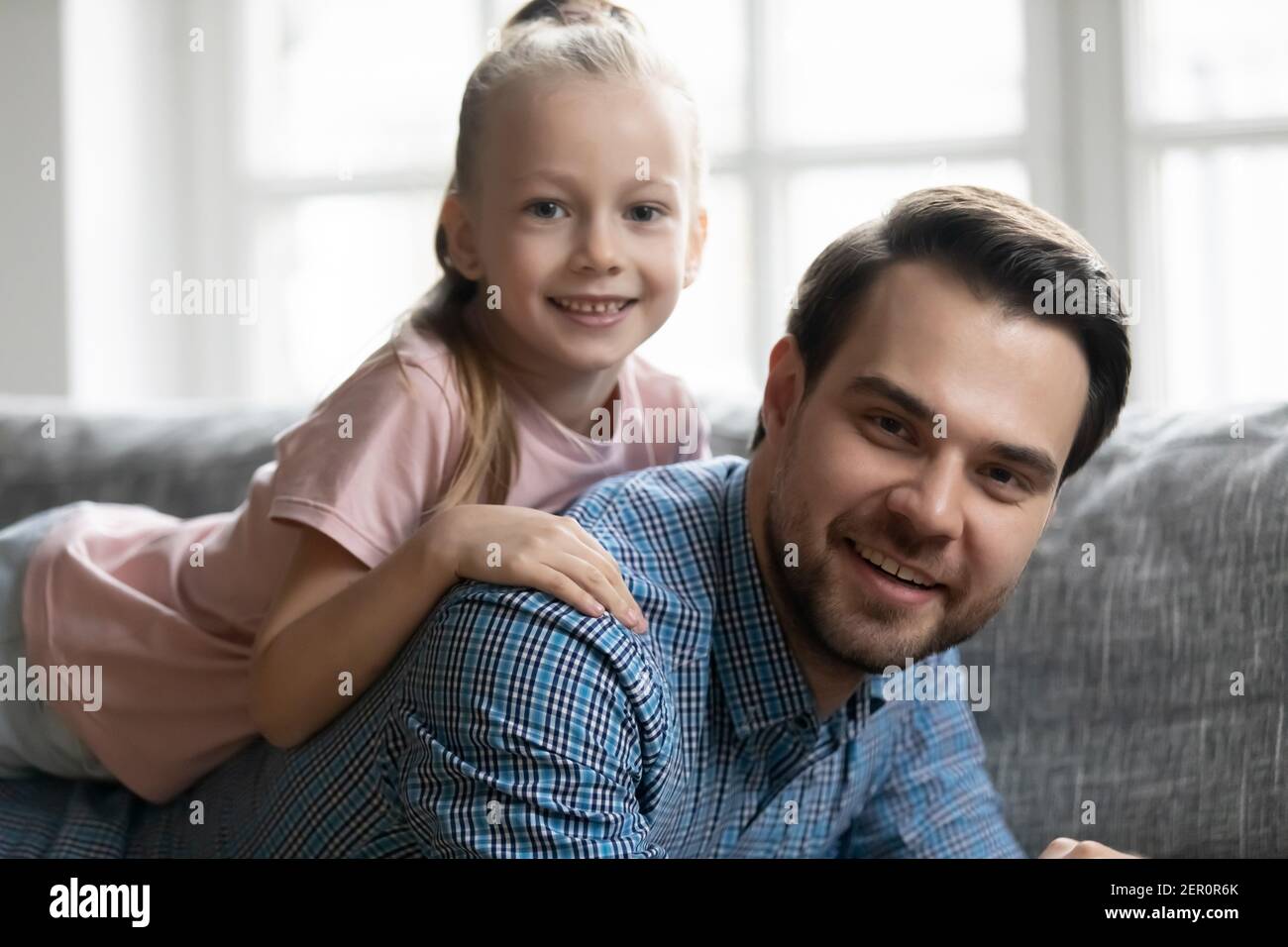 Portrait d'une jolie fille couché sur le dos de papa Banque D'Images