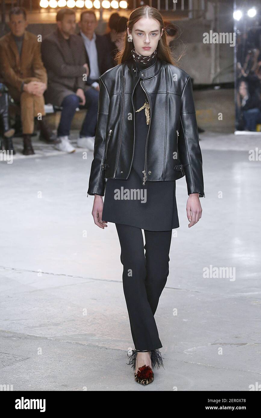 La mannequin Emma Poilblanc marche sur la piste pendant le salon de mode  sacai pendant la semaine de mode de Paris vêtements pour femmes automne  hiver 2018-2019 qui s'est tenu à Paris,