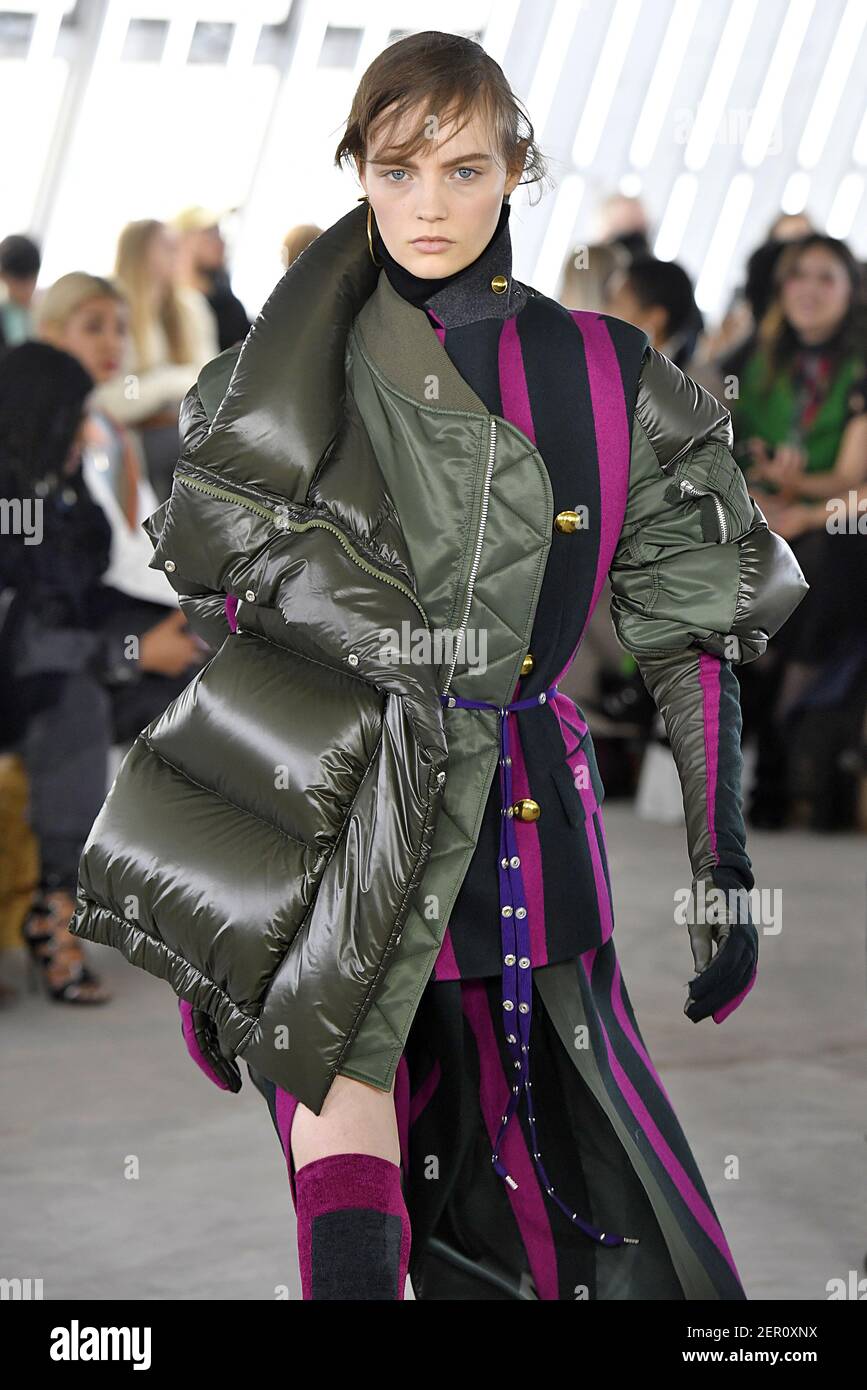 Model Fran Summers marche sur la piste pendant le sacai Fashion Show  pendant Paris Fashion week vêtements pour femmes automne hiver 2018-2019  qui s'est tenu à Paris, France le 5 mars 2018. (