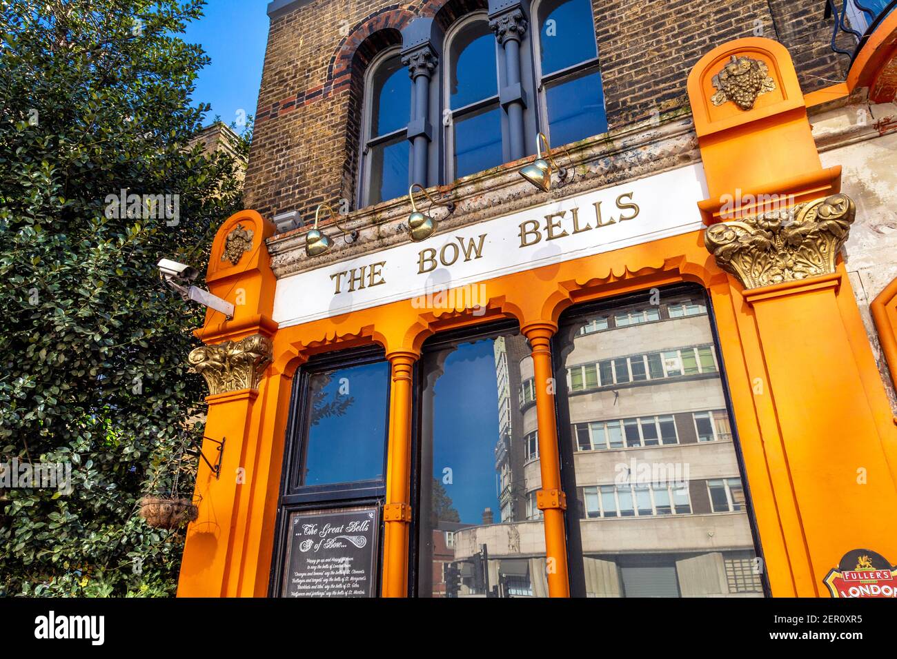 La façade orange du pub Bow Bells à Bow, Tower Hamlets, Londres, Royaume-Uni Banque D'Images