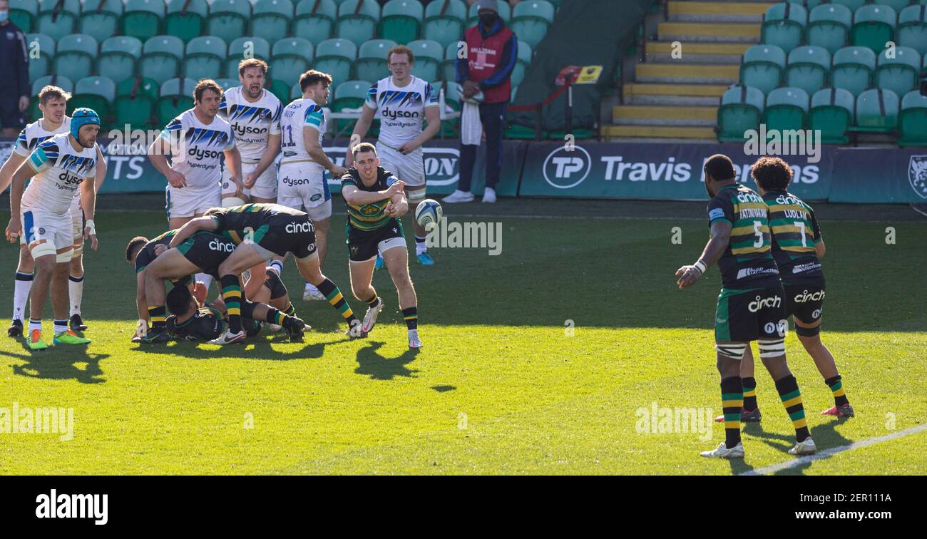 28 février 2021 ; Franklin Gardens, Northampton, East Midlands, Angleterre ; Premier ministre de Rugby Union, Northampton Saints versus Bath; Tom James de Northampton Saints passe le ballon à travers la ligne après un maul Banque D'Images