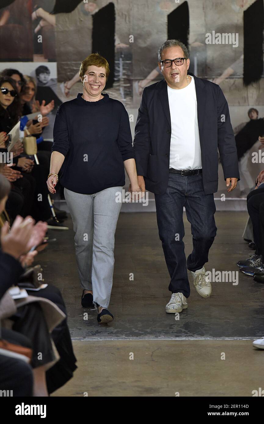 La designer Judith Touitou et Jean Touitou se promène sur la piste lors du  salon de mode de l'APC lors de la semaine de mode de Paris vêtements pour  femmes automne 2018-2019