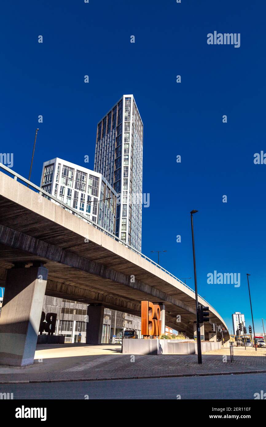 Une tour de grande hauteur bloque la Sky View Tower et passe-haut au rond-point Bow, Tower Hamlts, Londres, Royaume-Uni Banque D'Images