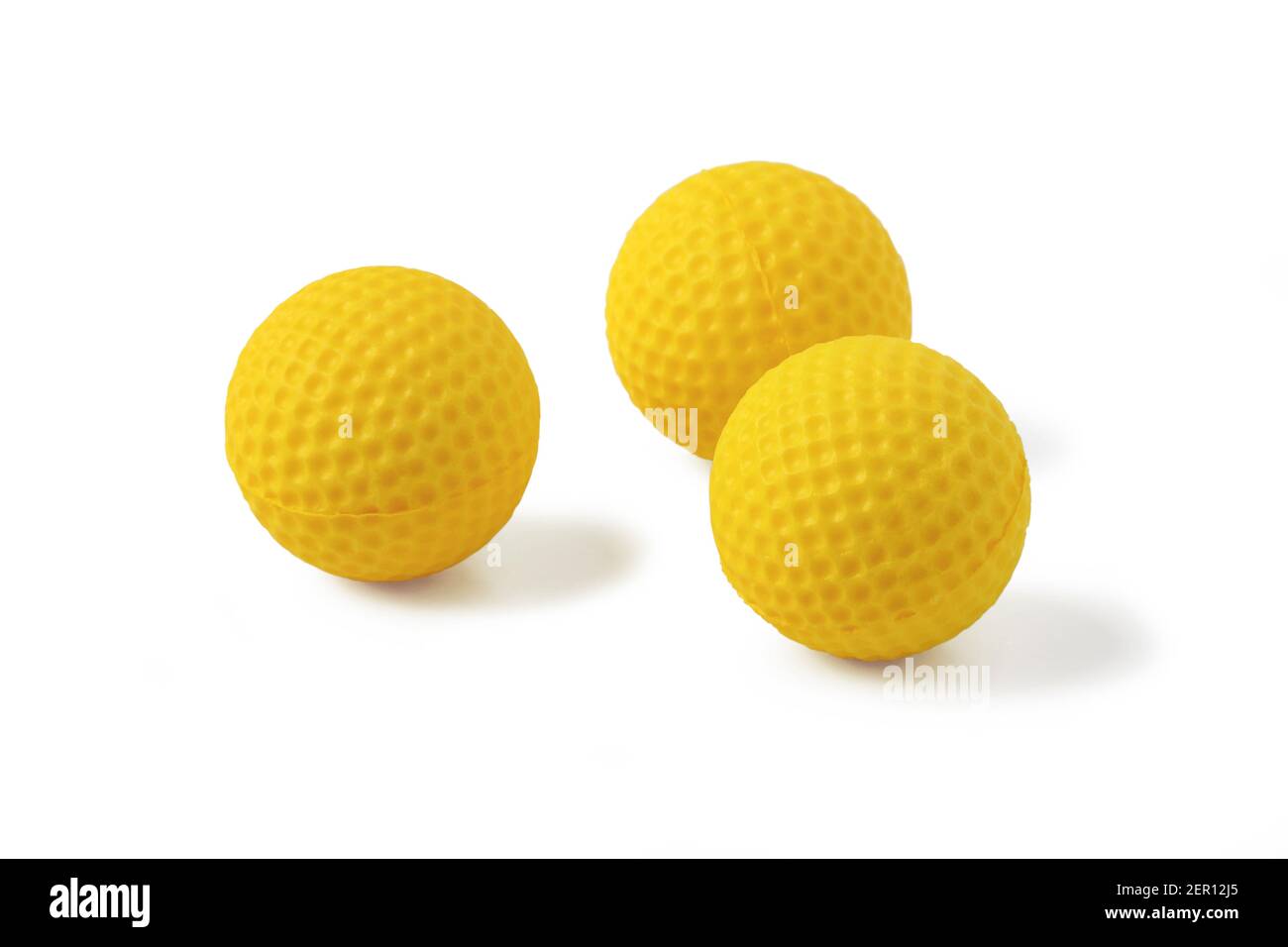 Balles en caoutchouc jaune pour le tir d'enfants jouet pistolet isolé sur arrière-plan blanc Banque D'Images