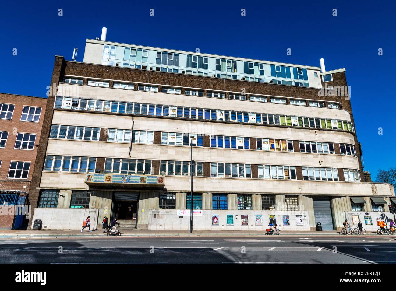 Extérieur du campus de l'école Global Banking School (GBS) du parc olympique de style art déco des années 1930 (anciennement Poplar Town Hall) sur Bow Road, Tower Hamlets, Londres, Royaume-Uni Banque D'Images