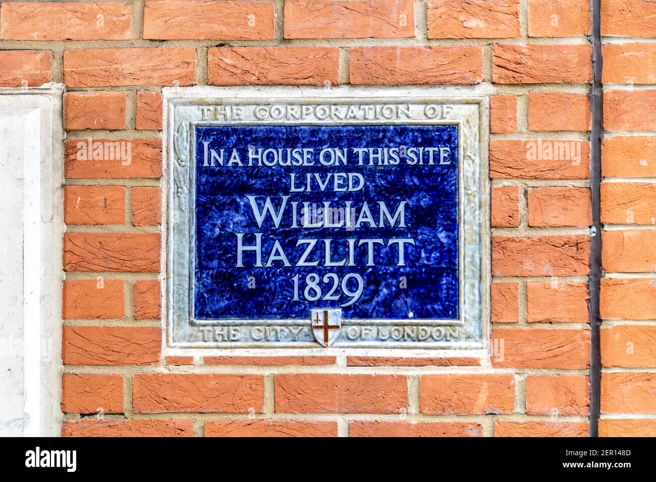 Corporation of London Heritage Blue plaque sur le site où vivait William Hazlitt, Bouverie Street, Londres, Royaume-Uni Banque D'Images