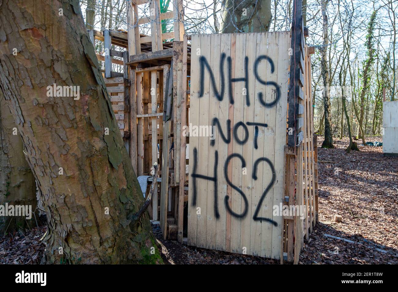 Aylesbury, Buckinghamshire, Royaume-Uni. 26 février 2021. Un panneau NHS pas HS2. Suite à l'expulsion partielle de manifestants HS2 anti HS2 de Poor's Piece à Steeple Claydon cette semaine, un certain nombre de manifestants auraient été violemment agressés par des huissiers travaillant pour HS2. Les Wendover résistance active W.A.R contre le camp HS2 près de Wendover ont mis d'autres signes en dehors de leur camp pour protester contre la brutalité. Un manifestant a reçu des blessures au visage et un autre a eu son nez cassé. HS2 Ltd a employé les agents de l'équipe nationale d'expulsion pour effectuer les expulsions. Une équipe spéciale de Tha Banque D'Images