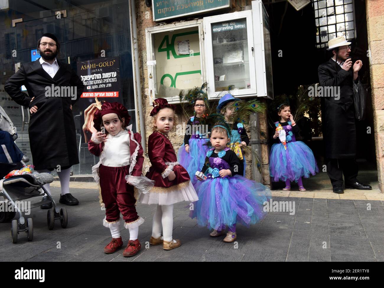 Jérusalem, Israël. 28 février 2021. Des enfants juifs ultra-orthodoxes déguisent en costumes pour célébrer Purim à MEA Shearim à Jérusalem, le dimanche 28 mars 2021. Photo par Debbie Hill/UPI crédit: UPI/Alay Live News Banque D'Images