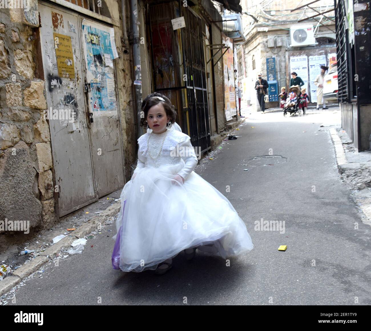 Jérusalem, Israël. 28 février 2021. Une jeune fille juive ultra-orthodoxe porte un costume pour célébrer Purim à MEA Shearim à Jérusalem, le dimanche 28 mars 2021. Photo par Debbie Hill/UPI crédit: UPI/Alay Live News Banque D'Images