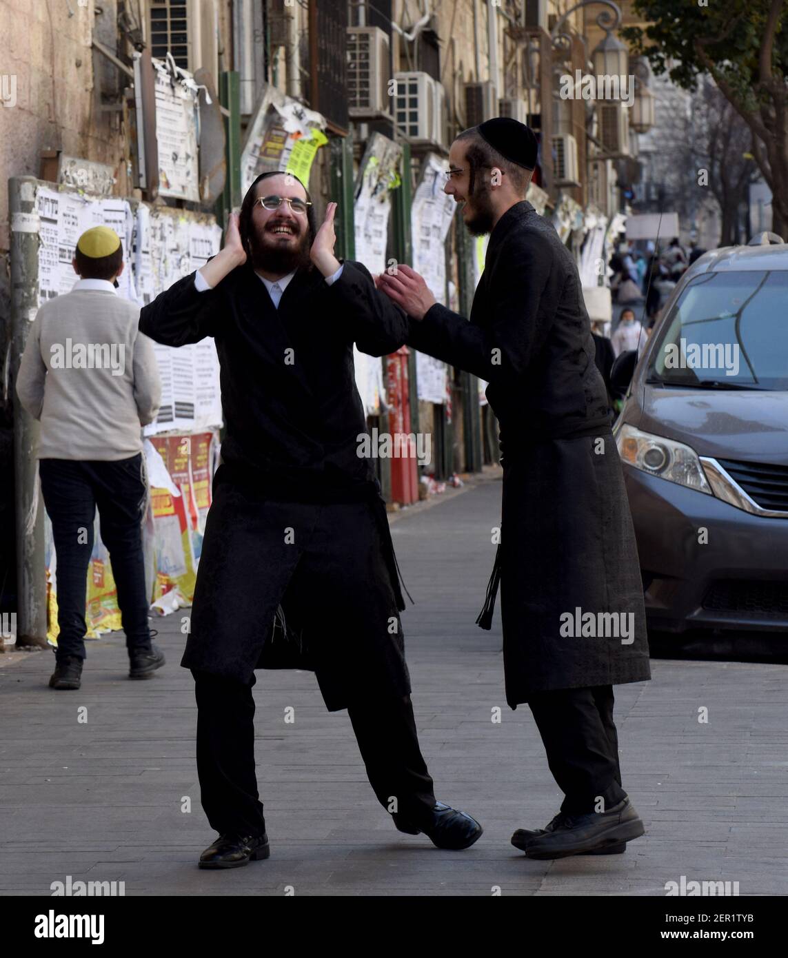 Jérusalem, Israël. 28 février 2021. Les juifs ultra-orthodoxes ivres célèbrent Purim à MEA Shearim à Jérusalem, le dimanche 28 mars 2021. Photo par Debbie Hill/UPI crédit: UPI/Alay Live News Banque D'Images