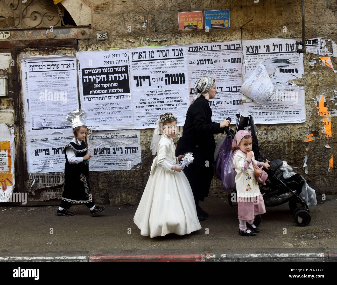 Jérusalem, Israël. 28 février 2021. Des enfants juifs ultra-orthodoxes déguisent en costumes pour célébrer Purim à MEA Shearim à Jérusalem, le dimanche 28 mars 2021. Photo par Debbie Hill/UPI crédit: UPI/Alay Live News Banque D'Images