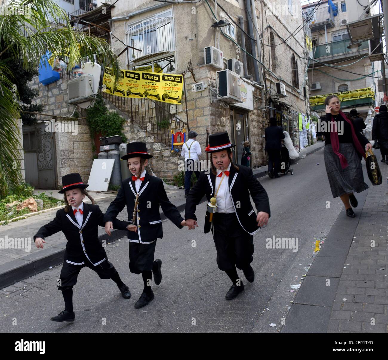 Jérusalem, Israël. 28 février 2021. Des enfants juifs ultra-orthodoxes déguisent en costumes pour célébrer Purim à MEA Shearim à Jérusalem, le dimanche 28 mars 2021. Photo par Debbie Hill/UPI crédit: UPI/Alay Live News Banque D'Images