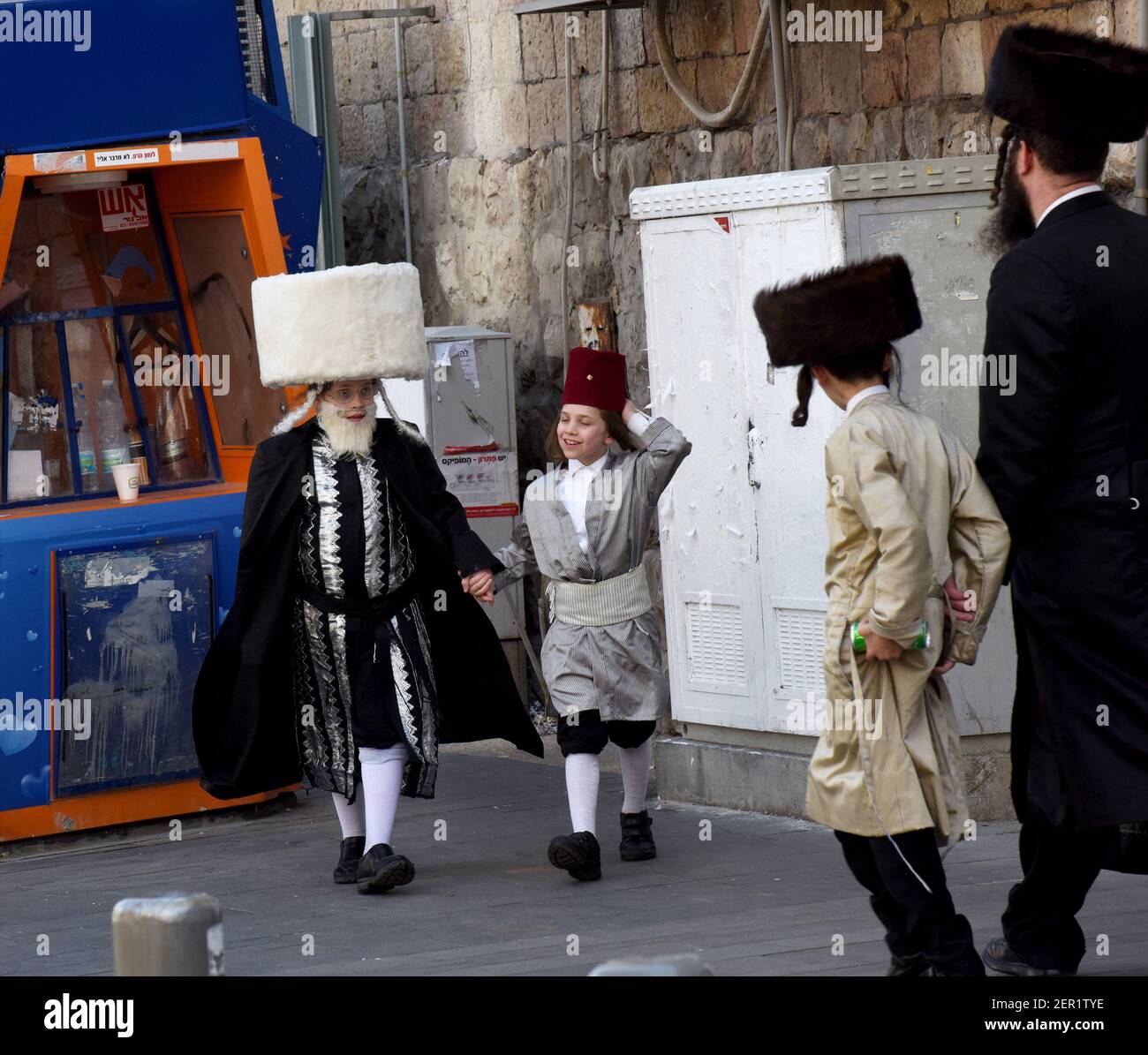 Jérusalem, Israël. 28 février 2021. Des enfants juifs ultra-orthodoxes déguisent en costumes pour célébrer Purim à MEA Shearim à Jérusalem, le dimanche 28 mars 2021. Photo par Debbie Hill/UPI crédit: UPI/Alay Live News Banque D'Images