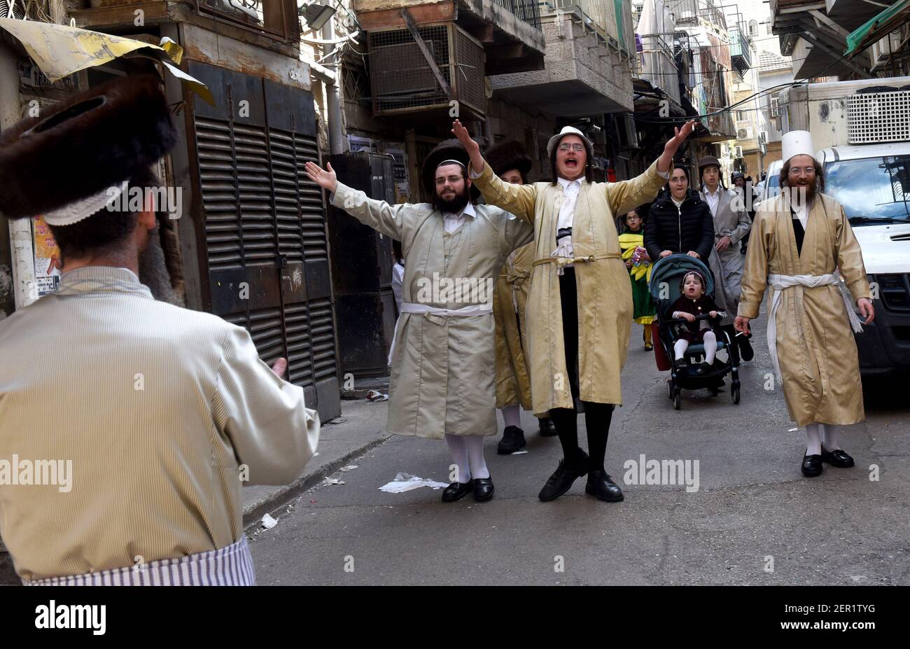 Jérusalem, Israël. 28 février 2021. Les Juifs ultra-orthodoxes célèbrent Purim à MEA Shearim à Jérusalem, le dimanche 28 mars 2021. Photo par Debbie Hill/UPI crédit: UPI/Alay Live News Banque D'Images