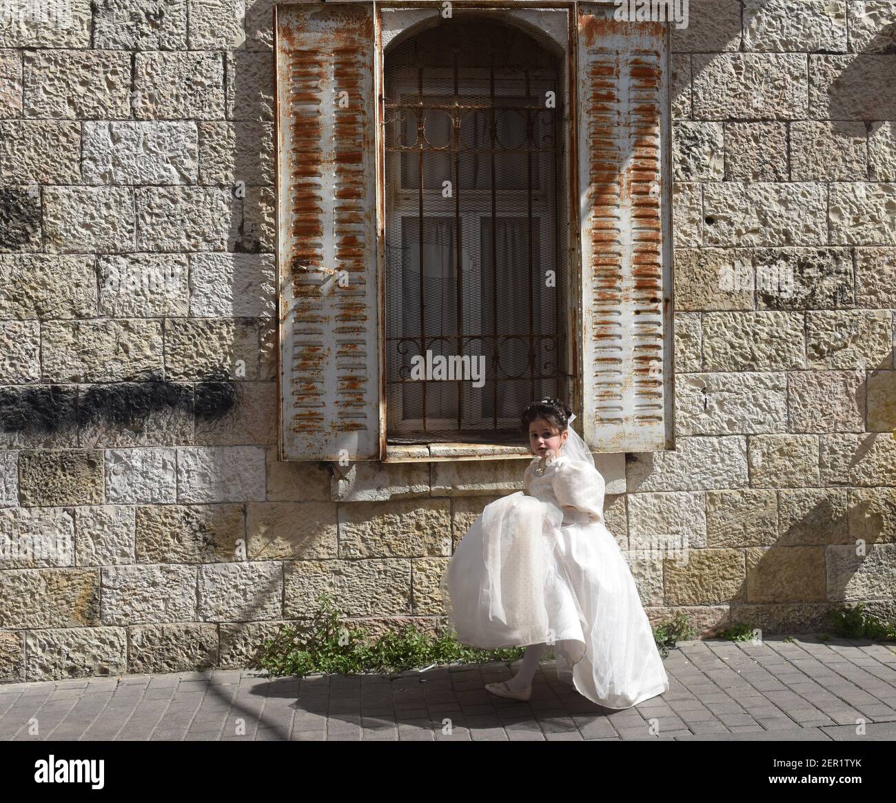 Jérusalem, Israël. 28 février 2021. Une jeune fille juive ultra-orthodoxe porte un costume pour célébrer Purim à MEA Shearim à Jérusalem, le dimanche 28 mars 2021. Photo par Debbie Hill/UPI crédit: UPI/Alay Live News Banque D'Images