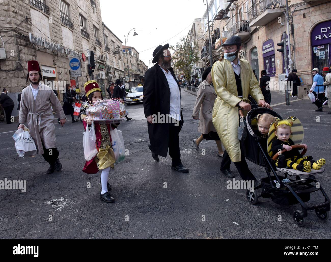 Jérusalem, Israël. 28 février 2021. Des enfants juifs ultra-orthodoxes déguisent en costumes pour célébrer Purim à MEA Shearim à Jérusalem, le dimanche 28 mars 2021. Photo par Debbie Hill/UPI crédit: UPI/Alay Live News Banque D'Images