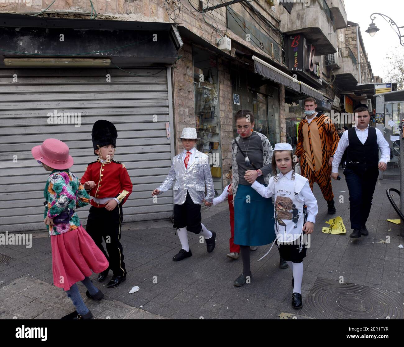Jérusalem, Israël. 28 février 2021. Des enfants juifs ultra-orthodoxes déguisent en costumes pour célébrer Purim à MEA Shearim à Jérusalem, le dimanche 28 mars 2021. Photo par Debbie Hill/UPI crédit: UPI/Alay Live News Banque D'Images