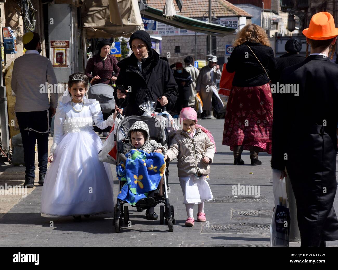 Jérusalem, Israël. 28 février 2021. Des enfants juifs ultra-orthodoxes déguisent en costumes pour célébrer Purim à MEA Shearim à Jérusalem, le dimanche 28 mars 2021. Photo par Debbie Hill/UPI crédit: UPI/Alay Live News Banque D'Images