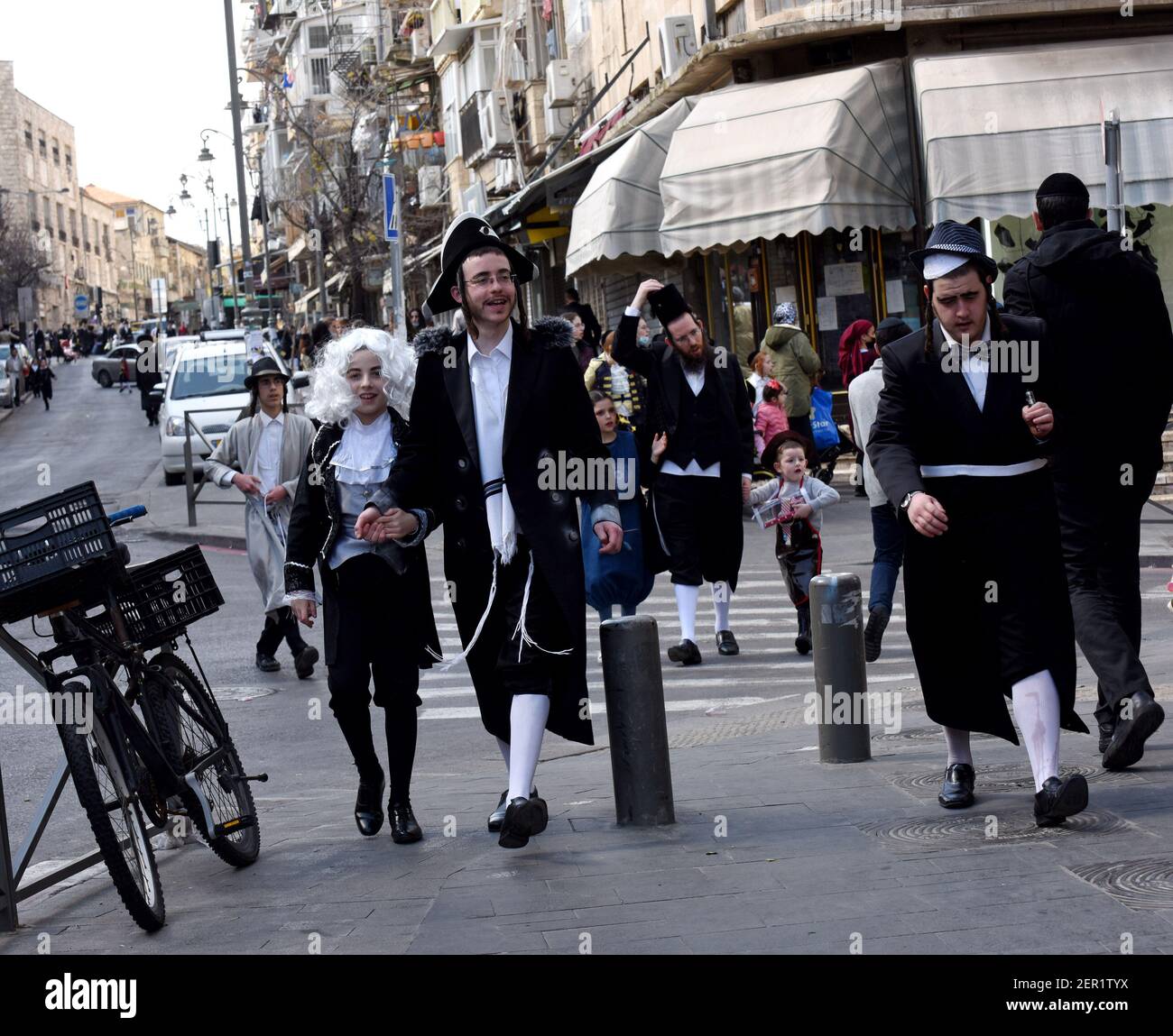 Jérusalem, Israël. 28 février 2021. Les Juifs ultra-orthodoxes se déguisent en costumes pour célébrer Purim à MEA Shearim à Jérusalem, le dimanche 28 mars 2021. Photo par Debbie Hill/UPI crédit: UPI/Alay Live News Banque D'Images