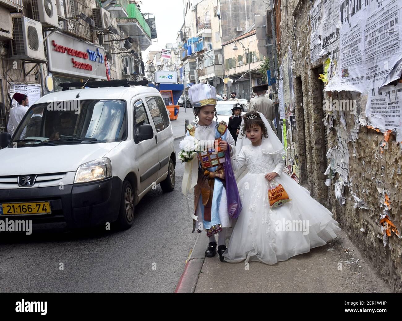 Jérusalem, Israël. 28 février 2021. Des enfants juifs ultra-orthodoxes déguisent en costumes pour célébrer Purim à MEA Shearim à Jérusalem, le dimanche 28 mars 2021. Photo par Debbie Hill/UPI crédit: UPI/Alay Live News Banque D'Images