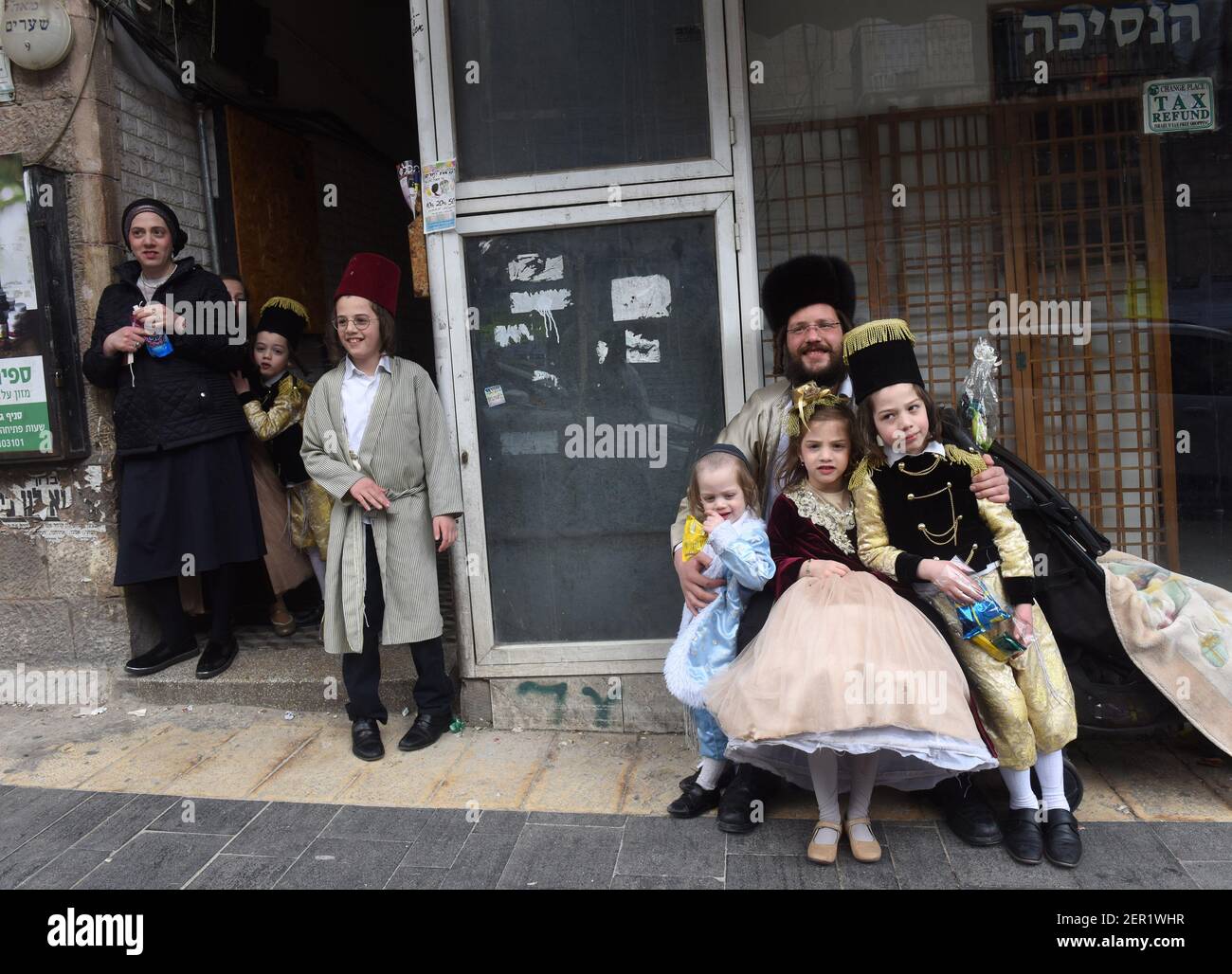 Jérusalem, Israël. 28 février 2021. Des enfants juifs ultra-orthodoxes déguisent en costumes pour célébrer Purim à MEA Shearim à Jérusalem, le dimanche 28 mars 2021. Photo par Debbie Hill/UPI crédit: UPI/Alay Live News Banque D'Images