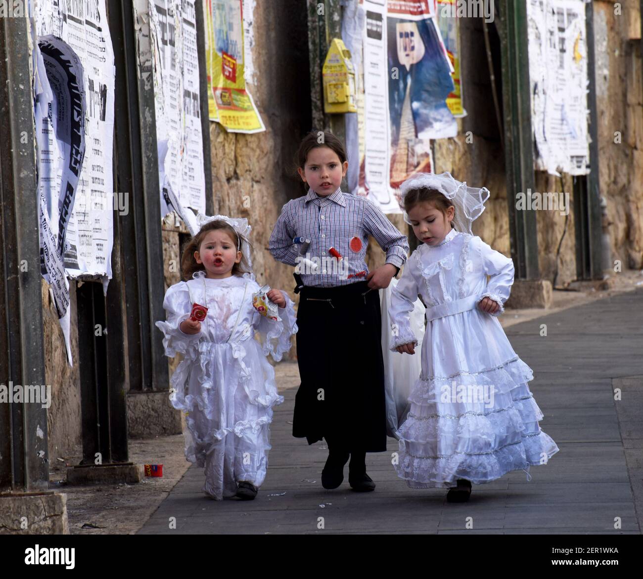 Jérusalem, Israël. 28 février 2021. Des enfants juifs ultra-orthodoxes déguisent en costumes pour célébrer Purim à MEA Shearim à Jérusalem, le dimanche 28 mars 2021. Photo par Debbie Hill/UPI crédit: UPI/Alay Live News Banque D'Images