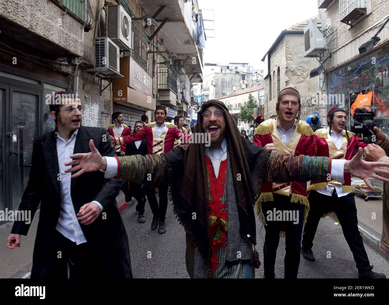 Jérusalem, Israël. 28 février 2021. Les Juifs ultra-orthodoxes se déguisent en costumes pour célébrer Purim à MEA Shearim à Jérusalem, le dimanche 28 mars 2021. Photo par Debbie Hill/UPI crédit: UPI/Alay Live News Banque D'Images