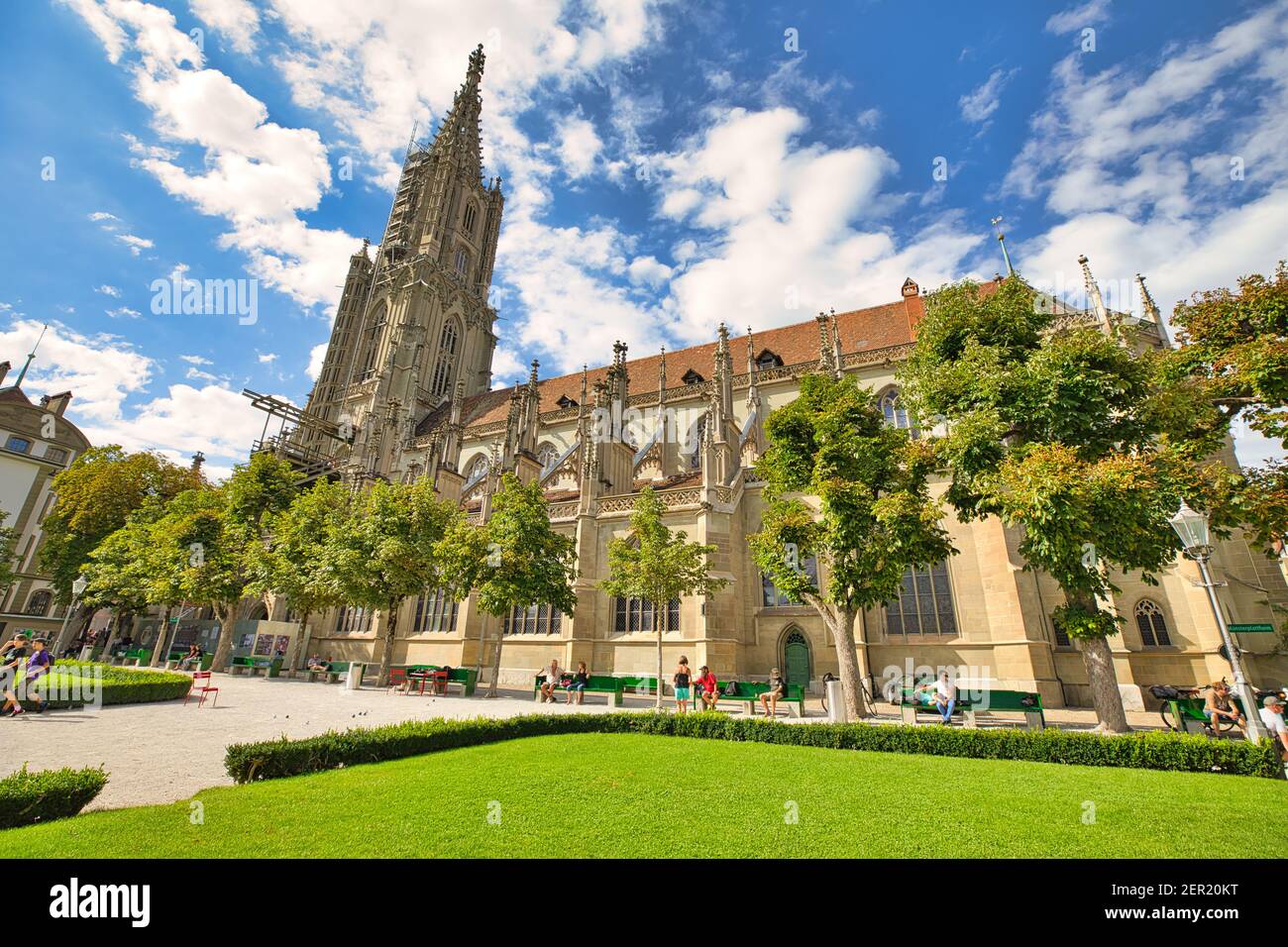 Berne, Suisse - 23 août 2020 : cathédrale de Berne ou cathédrale de Berne, une cathédrale réformée suisse. Construit en style gothique dans les années 1400. Vue de dessous du côté Banque D'Images