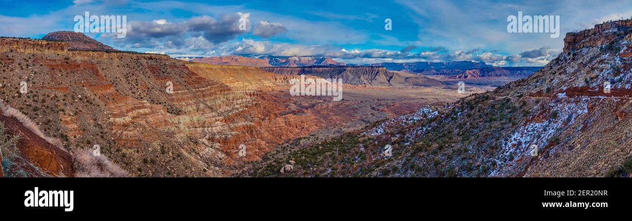 Vue panoramique depuis le désert de l'Arizona en hiver une perspective élevée avec des formations de nuages impressionnantes photographiées pendant la journée Aux États-Unis Banque D'Images