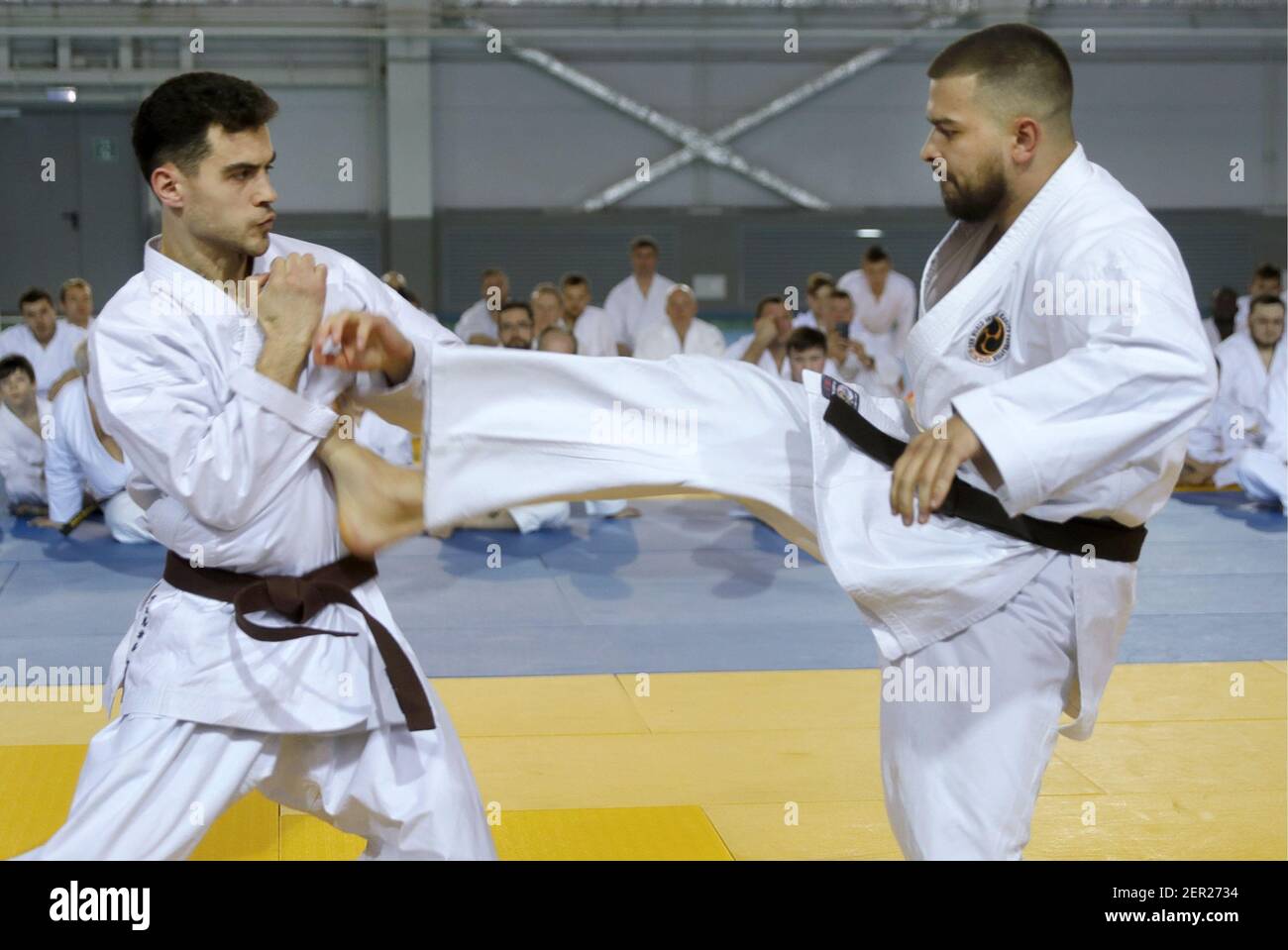 Moscou Russie 28 Fevrier 21 Combattants Pendant Un Combat De Karate De Contact Complet Dans Le Cadre D Un Tournoi Marquant Le 30eme Anniversaire De La Federation Des Arts Martiaux De Moscou Au