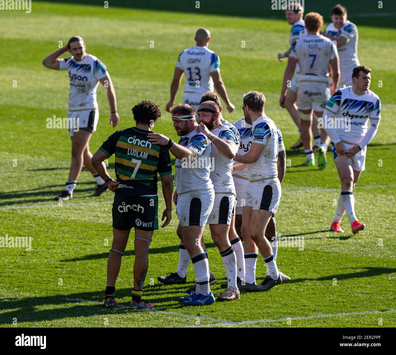 28 février 2021 ; Franklin Gardens, Northampton, East Midlands, Angleterre ; Premier ministre Rugby Union, Northampton Saints versus Bath ; les joueurs de rugby Northampton Saints et Bath se secouent la main après le coup de sifflet final Banque D'Images